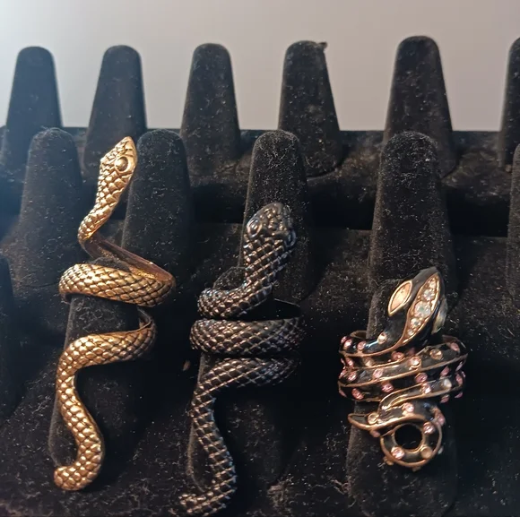 1 Early Betsey Johnson Ring, 2 Snakes Metal Snake Rings 1-1/4- 2in Long - Picture 2 of 14